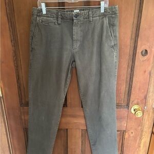 GAP Men's Classic Slim Fit Chinos